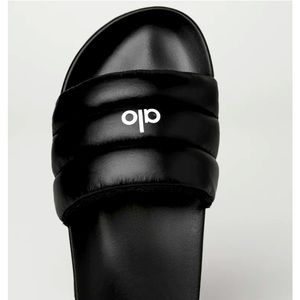 Alo Yoga Cloud It Slide - women’s sandal - size 8 — Black